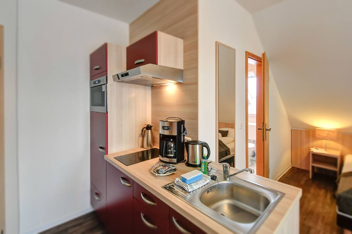 comfort double room, 1 double bed, kitchenette | private kitchenette | fridge, microwave, stovetop, coffee/tea maker