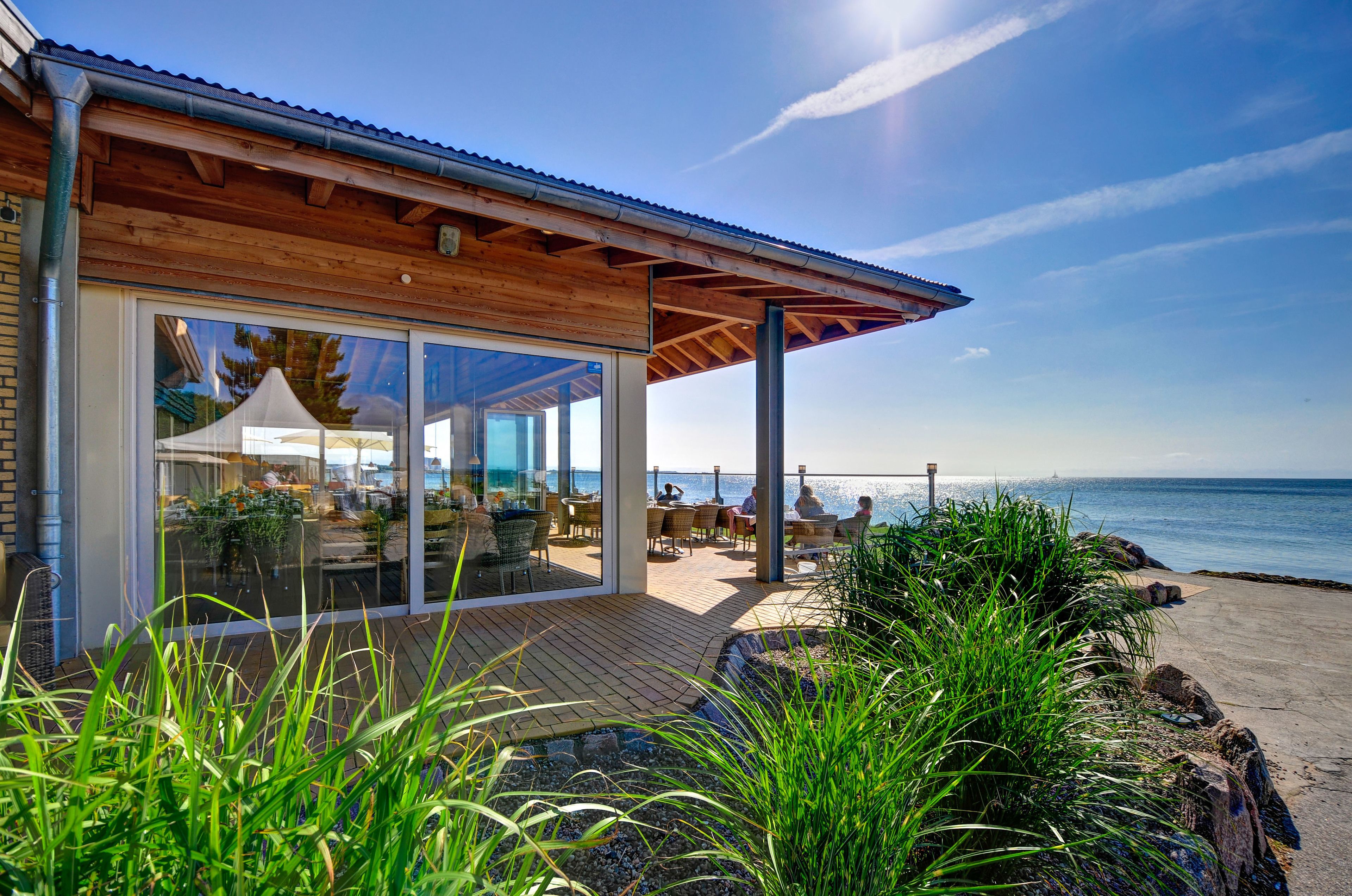 Platja a a prop, submarinisme, immersió lleugera i surf de vela 