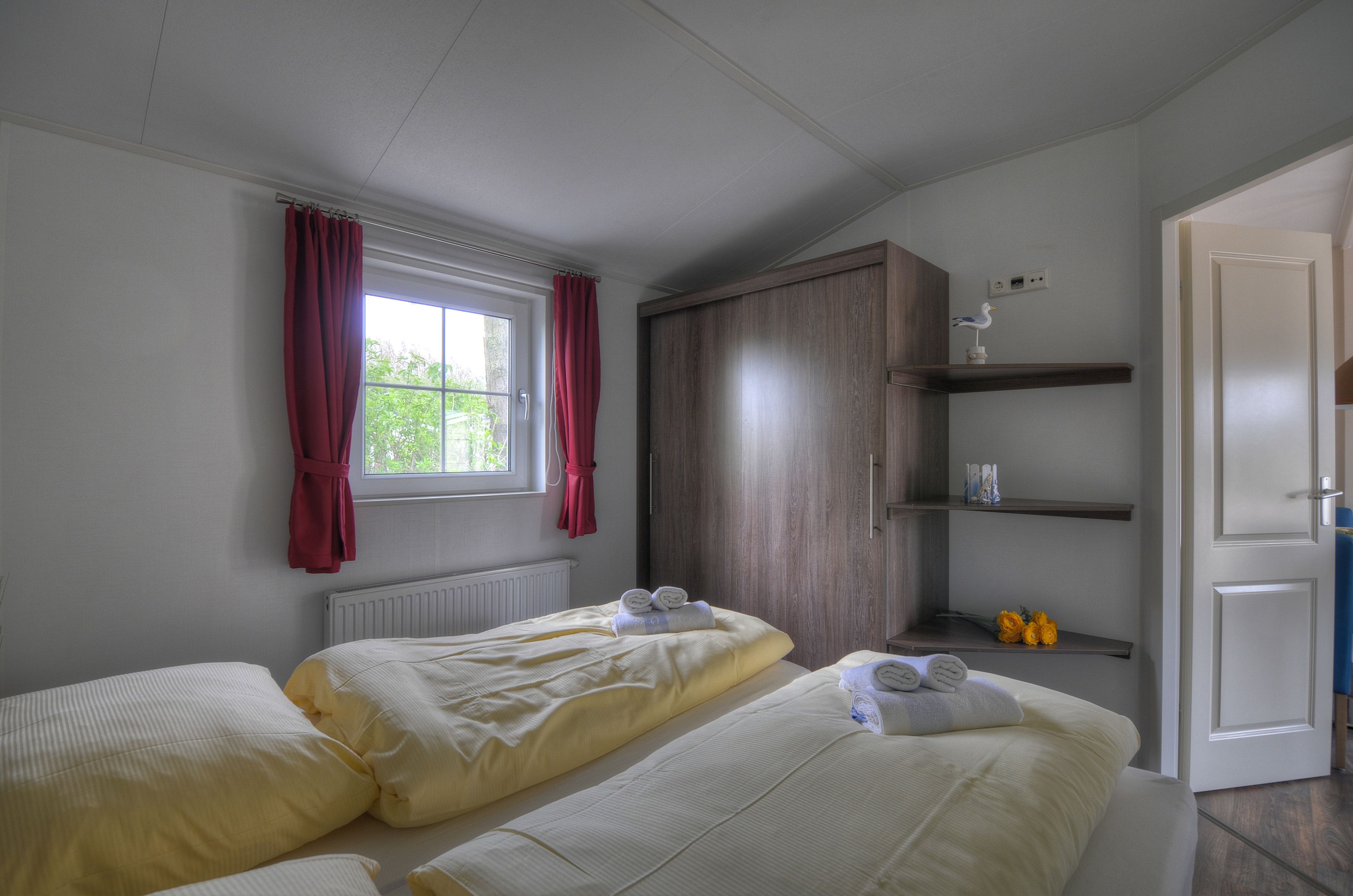 1 bedroom, desk, cots/infant beds, WiFi