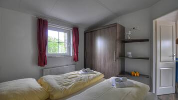 1 bedroom, desk, cots/infant beds, WiFi