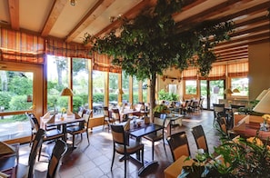 3 restaurants, breakfast, lunch, dinner served; international cuisine