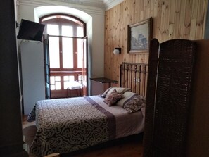 Family Room | Individually decorated, individually furnished, blackout drapes - Pensión La Fruta (Aviles)
