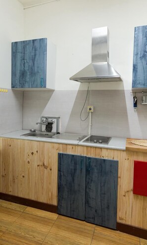 Peti sejuk, ketuhar gelombang mikro, pembancuh kopi/teh