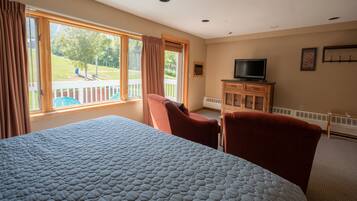 Deluxe Room, 1 King Bed, Mountain View | Blackout drapes, free WiFi, bed sheets