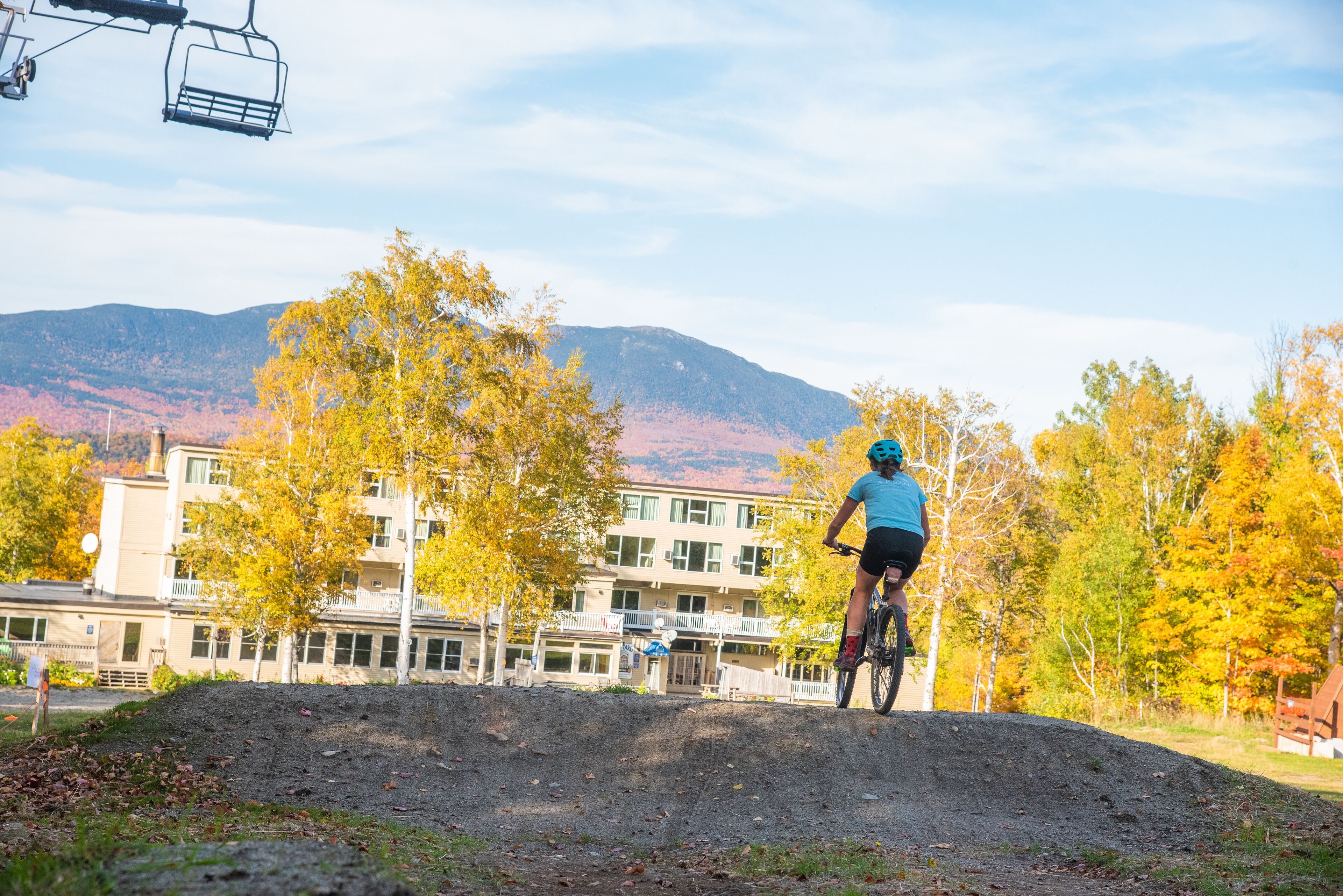 Ein Mountainbike-Weg mit einem Gebäude im Hintergrund.