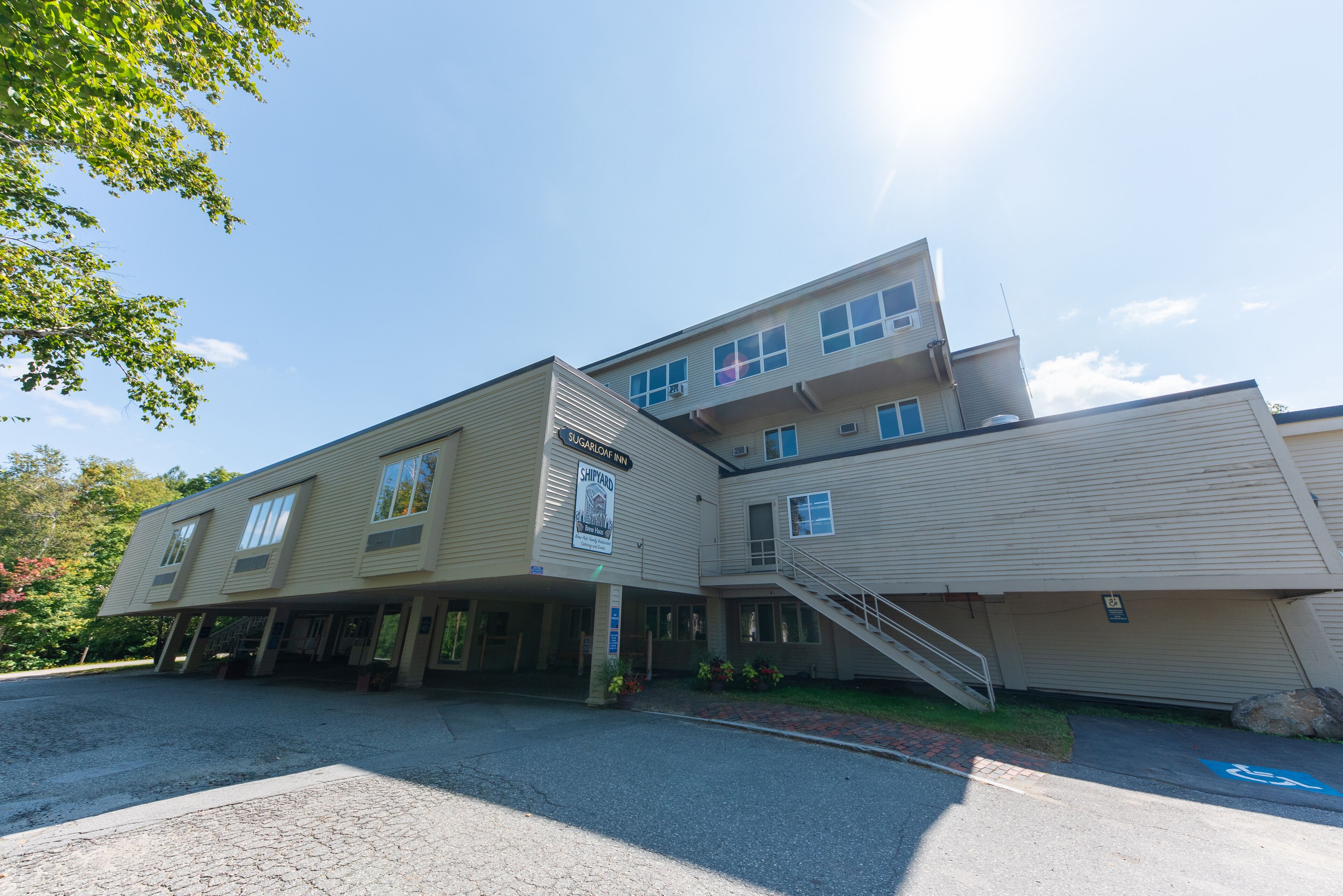 Een meerhoog hotel met een bord waarop staat 'Ship Inn'.