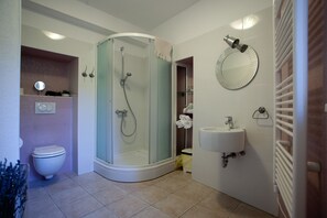 Deluxe Double or Twin Room (Lavander) | Bathroom
