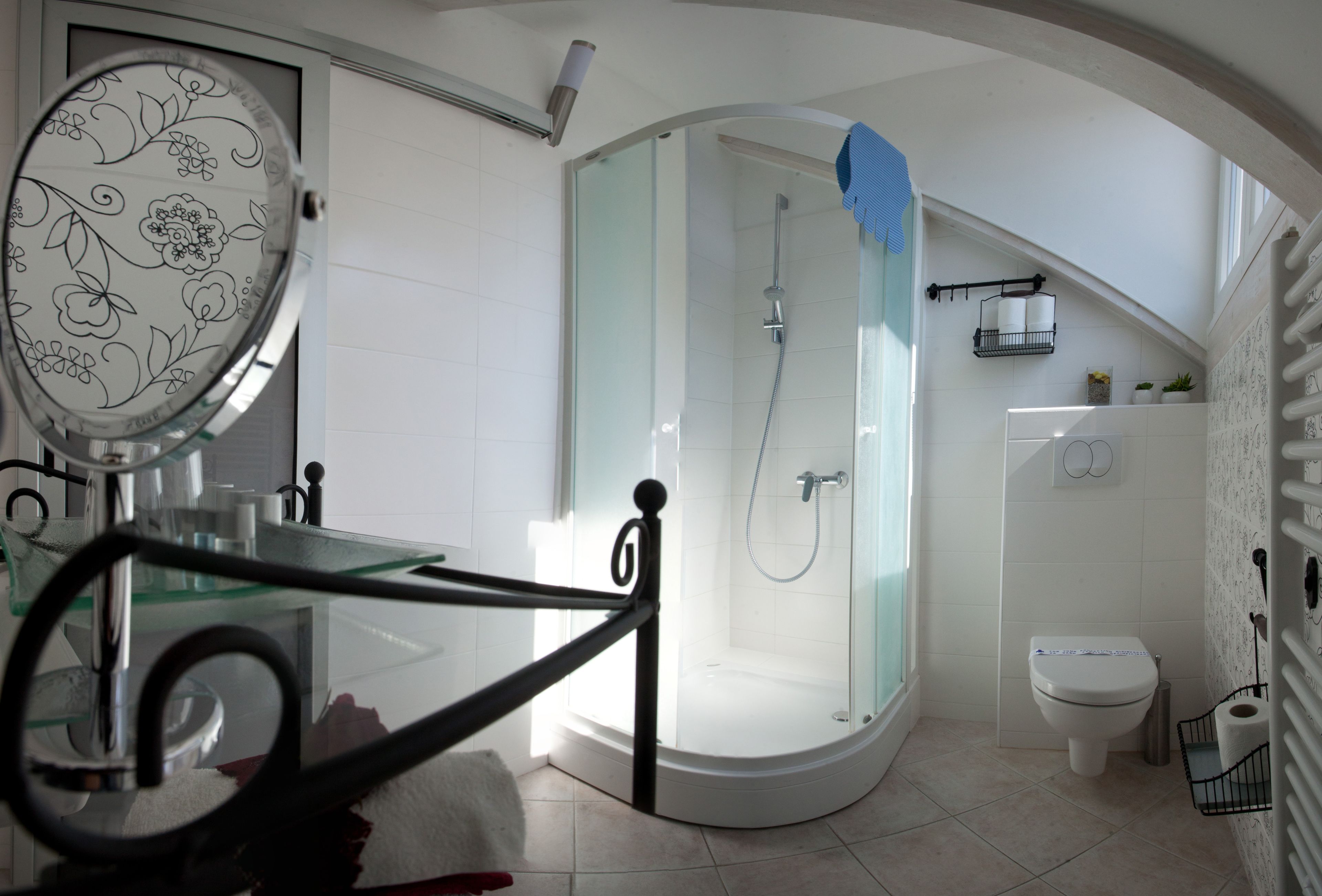 Superior Double or Twin Room (Cherry ) | Bathroom | Shower, free toiletries, towels