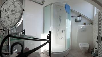 Superior Double or Twin Room (Cherry ) | Bathroom | Shower, free toiletries, towels