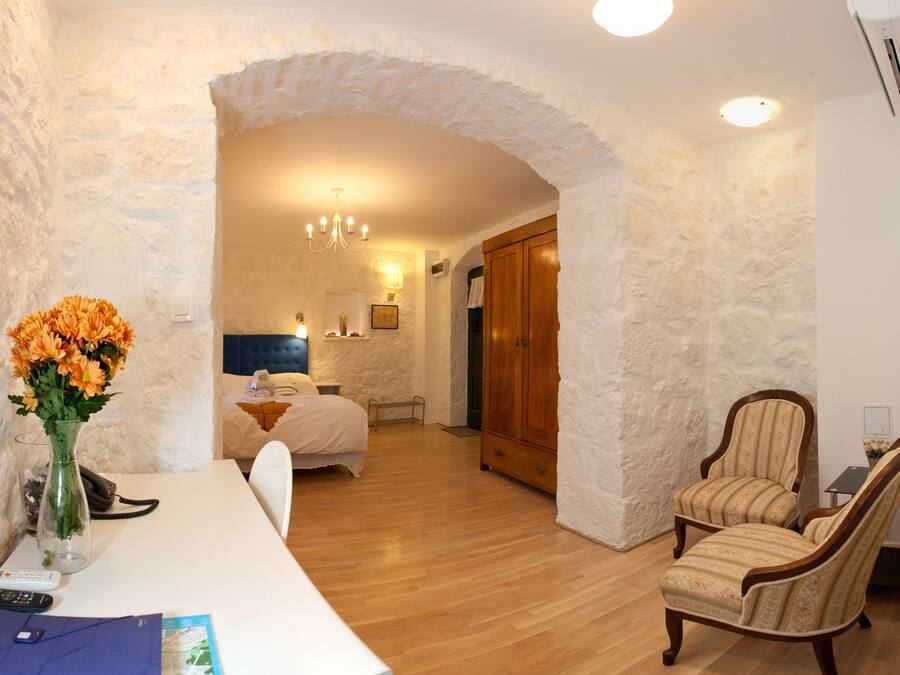 Ropa de cama de alta calidad, minibar, caja fuerte y escritorio