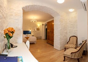 Hochwertige Bettwaren, Minibar, Zimmersafe, Schreibtisch