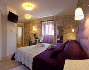 Habitació doble o amb dos llits individuals Deluxe (Lavander) | Roba de llit d'alta qualitat, minibar i caixa forta a l'habitació 
