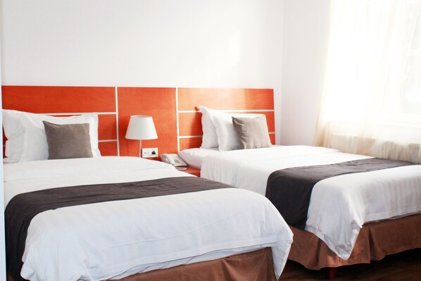 Standard-Zweibettzimmer, 1 Schlafzimmer | Minibar, Zimmersafe, Schreibtisch, Bügeleisen/Bügelbrett