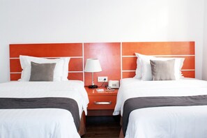 Minibar, in-room safe, desk, iron/ironing board - DU House Hualing Tbilisi (Tbilisi)