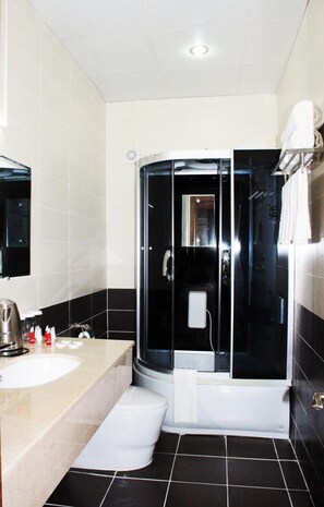 Badezimmer | Dusche, kostenlose Toilettenartikel, Haartrockner, Hausschuhe