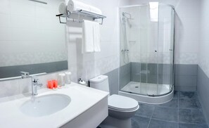 Douche, articles de toilette gratuits, sèche-cheveux, chaussons