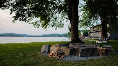 Lago. Lake Bomoseen Lodge
