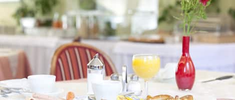Buffet breakfast for a fee on weekends