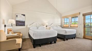 Une chambre d’hôtel avec deux lits, une chaise, une lampe, un tableau et une vue sur l’extérieur.