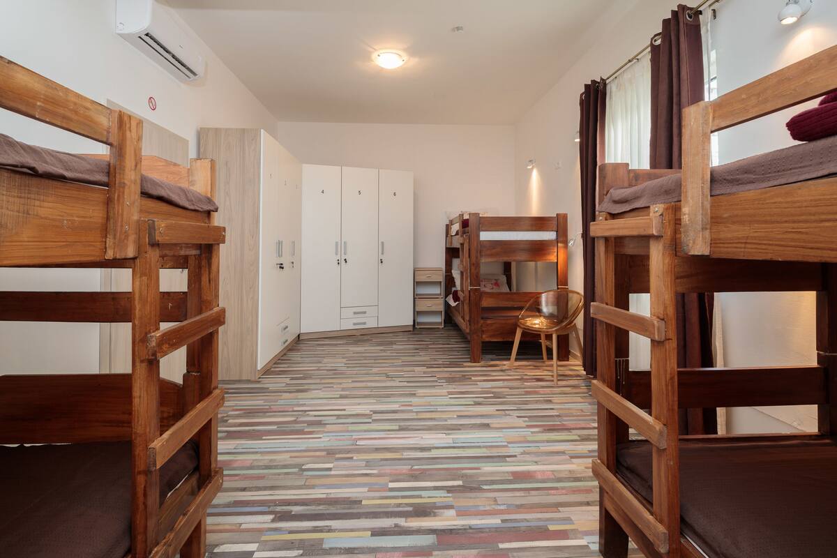 Dormitorio compartido clásico, varias camas, vista a la ciudad | Wifi gratis y ropa de cama