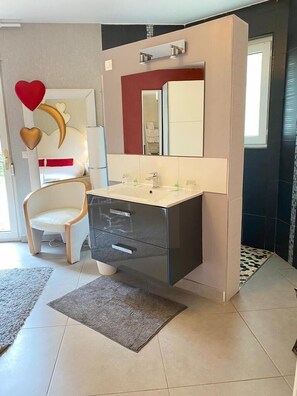 Superior Double Room, Ensuite | Bathroom - Domaine de la Palle (Pontgibaud)