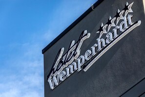 Un letrero con el nombre "Wemperhardt" y tres estrellas encima.