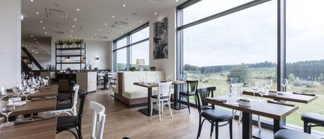 4 间餐厅,供应午餐和晚餐,意大利菜