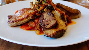 Ein Teller mit gebratenem Fleisch und Gemüse.