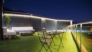 Piscine extérieure, parasols de plage, chaises longues