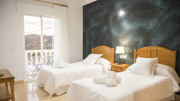 Tweepersoonskamer, balkon, uitzicht op bergen | Luxe beddengoed, een minibar, een kluis op de kamer, een bureau