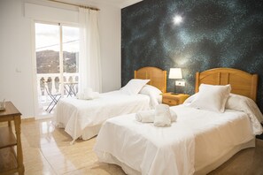 Tweepersoonskamer, balkon, uitzicht op bergen | Luxe beddengoed, een minibar, een kluis op de kamer, een bureau