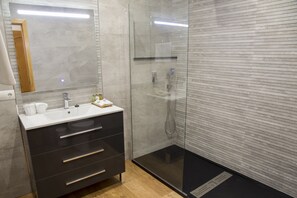 Suite, Balcony, Mountain View | Bathroom | Free toiletries, slippers, towels - HR Mirador (Canillas de Albaida)