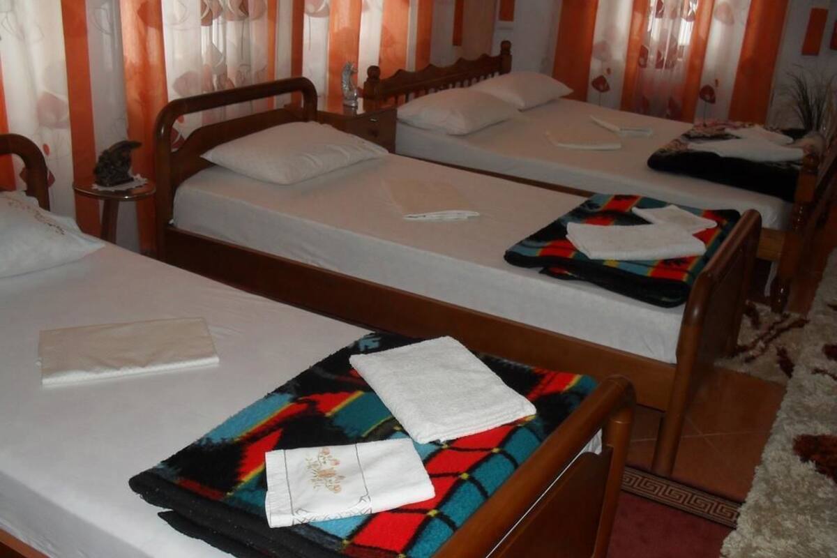 Familienzimmer | Minibar, Zimmersafe, Schreibtisch, Bügeleisen/Bügelbrett