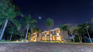 Fachada de la propiedad por la tarde o noche