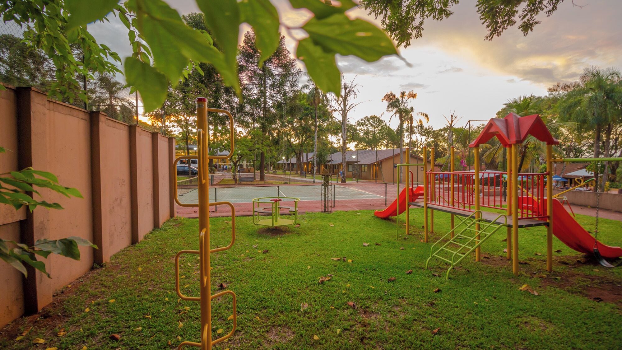 32-inch lcd tv with cable channels, tv, pay films