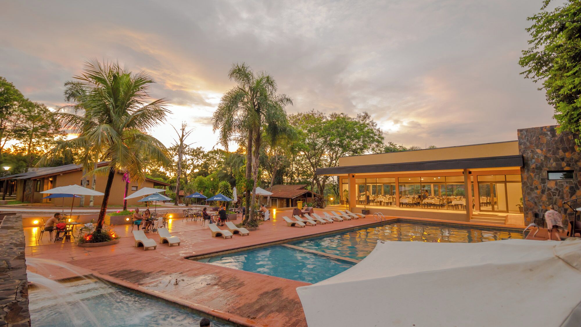 Kolam renang outdoor, dengan kursi berjemur