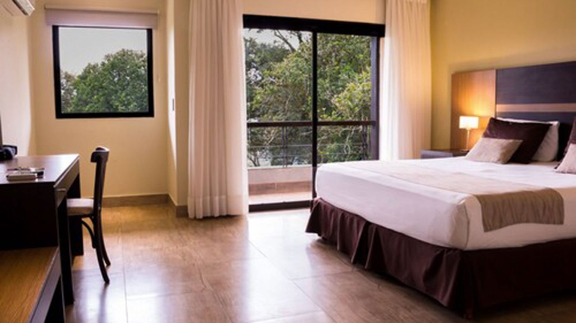 Premium bedding, minibar, individually decorated, individually furnished