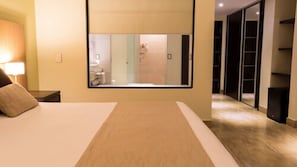 Ropa de cama de alta calidad, minibar y decoración personalizada 