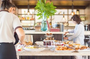 Free daily buffet breakfast