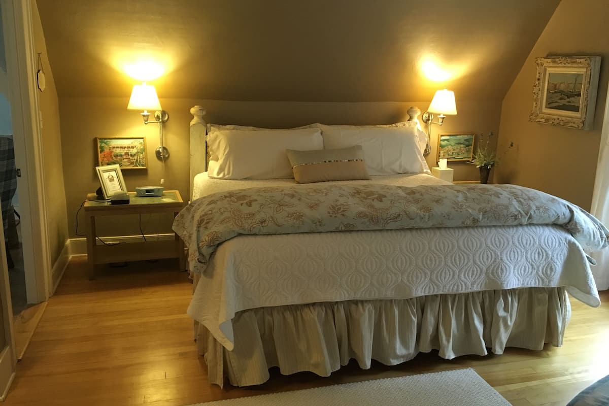 Deluxe Suite, 1 King Bed, Ensuite (Bridal Vail) | 1 bedroom, individually decorated, individually furnished