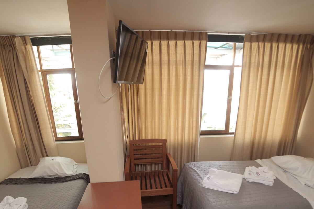 Habitación triple, 3 camas individuales | Escritorio, wifi gratis y ropa de cama