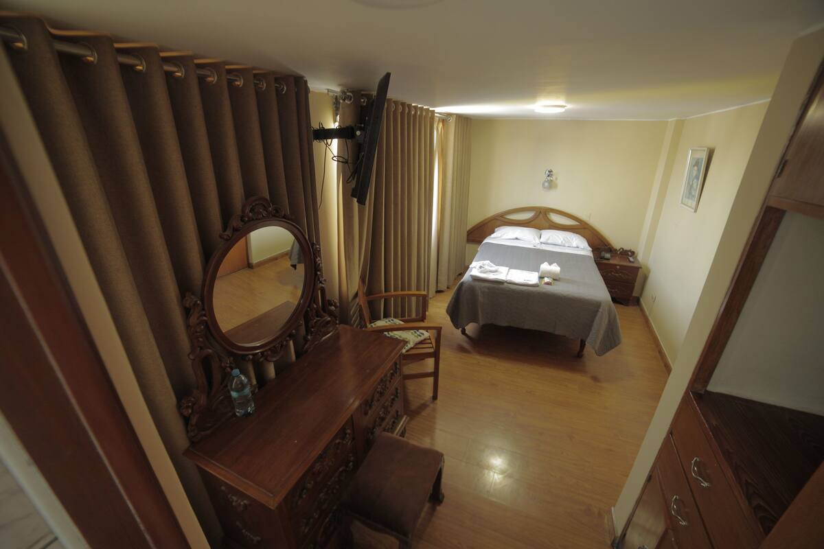 Escritorio, wifi gratis y ropa de cama