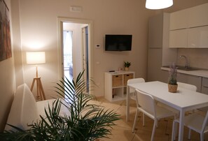 Familieleilighet, 1 soverom | Oppholdsområde | Flatskjerm-TV