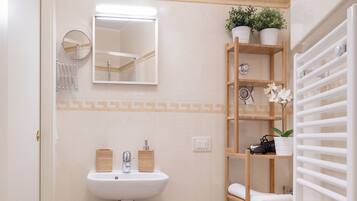 Panoramic Apartment | Bathroom | Shower, free toiletries, hair dryer, bidet
