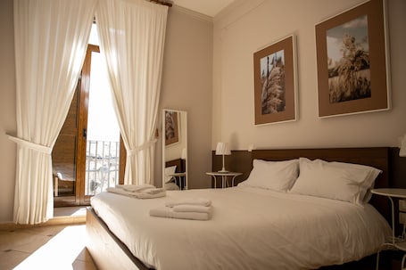 1 habitación, ropa de cama de alta calidad, minibar y escritorio . Borgomurgia