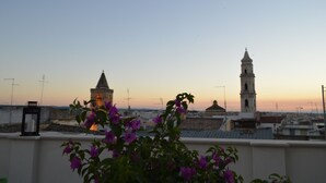 Vista desde la azotea, con una torre de campanas y un edificio de techo puntiagudo.