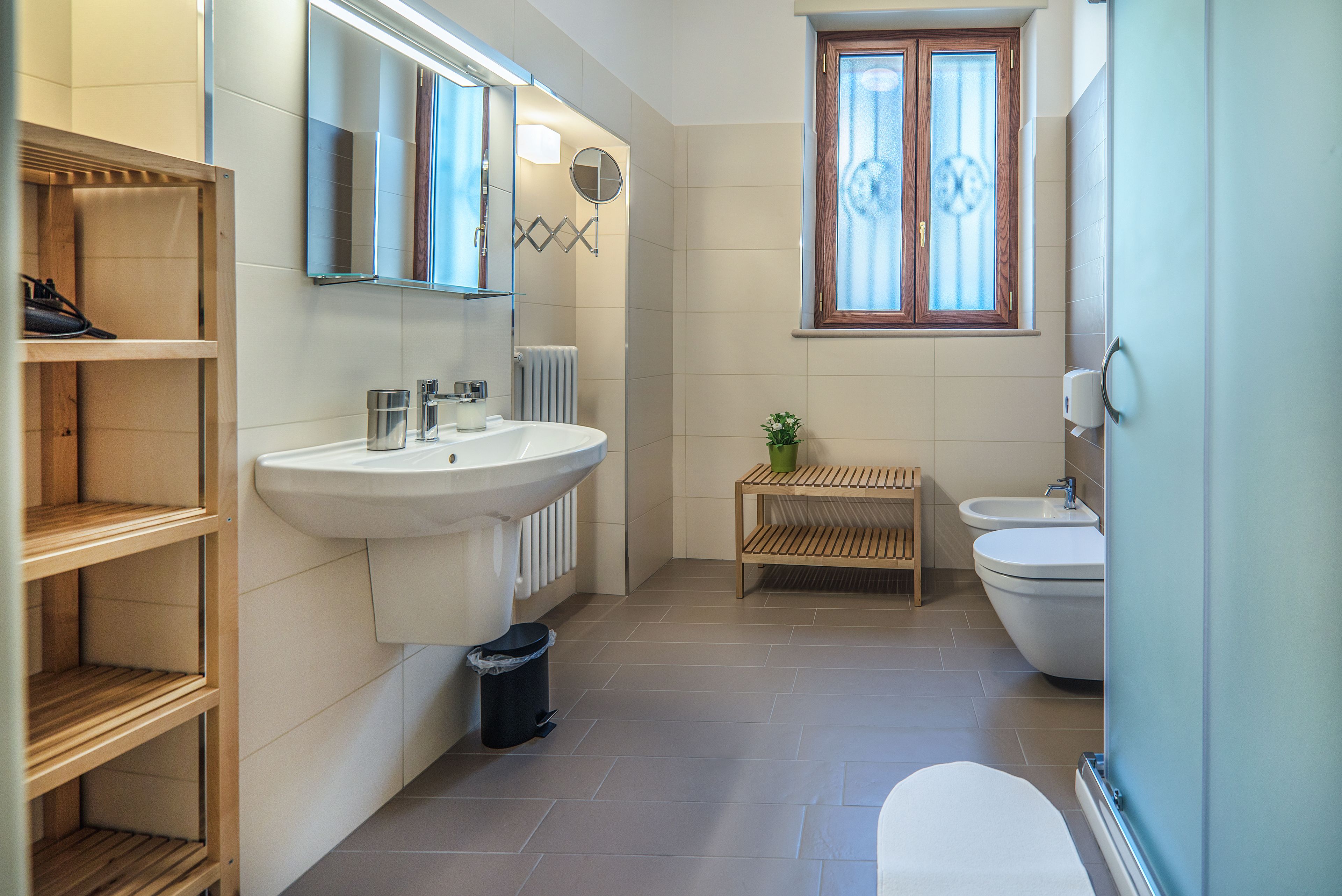 Ducha, artículos de tocador gratuitos, secador de pelo, bidet