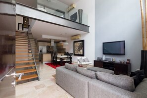 Condo exclusivo | Área de estar | TV de tela plana