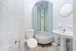 Douche, articles de toilette gratuits, sèche-cheveux