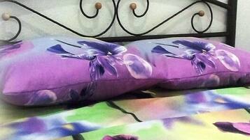 Chambre Double Standard, salle de bains commune | Coffres-forts dans les chambres, fer et planche à repasser